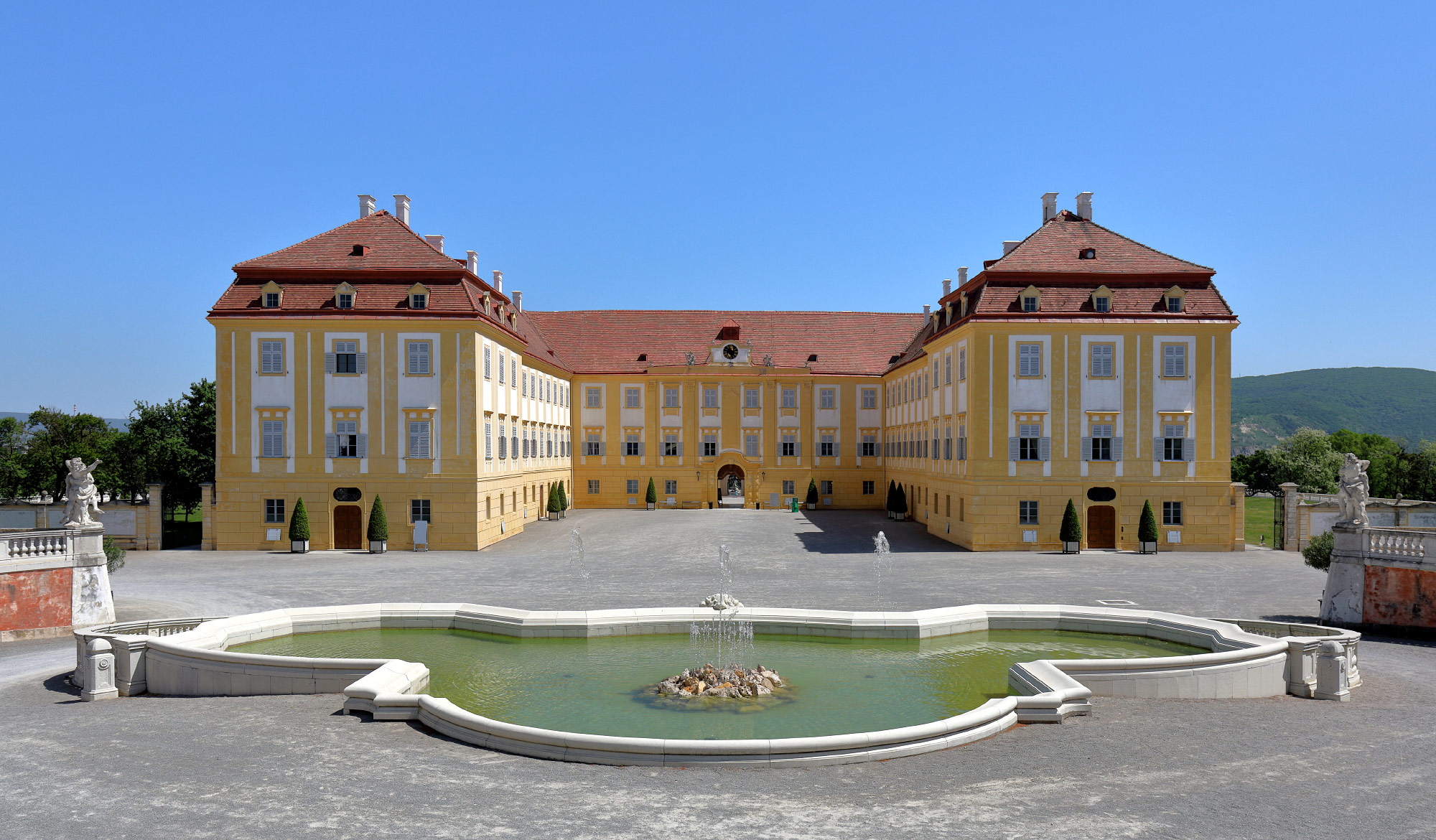 Engelhartstetten (Photo license: CC-BY-SA 4.0)